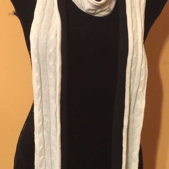 Xtra Long Blk & Wht Reversible Scarf🧣 - Picture 10 of 15